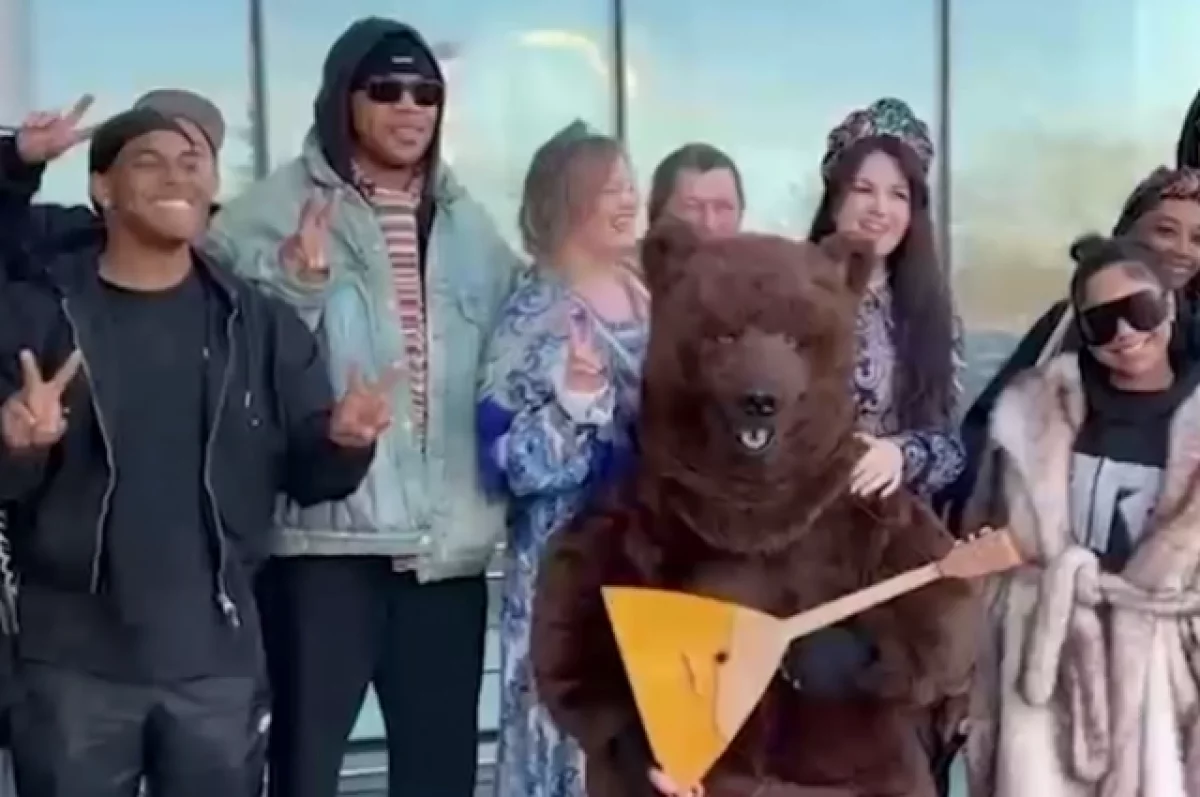 Read more about the article Американского рэпера Flo Rida встретили в Москве с икрой и хлебом