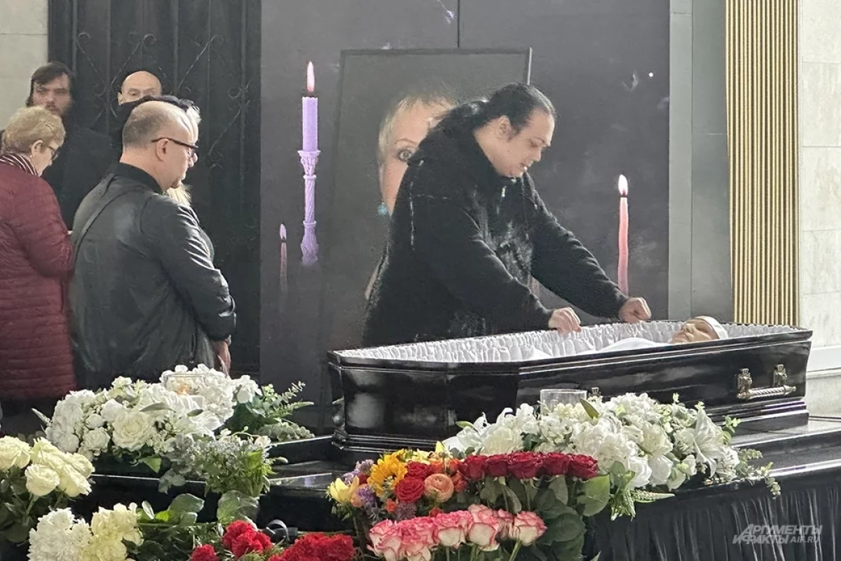 Read more about the article Только Наджиев и Пенкин. Звезды не пришли проститься с Галиной Ненашевой